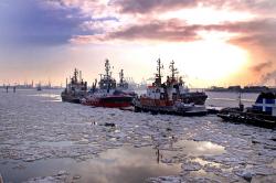 Изображение продукта wallunica Hamburg | Tug on the icy river Elbe