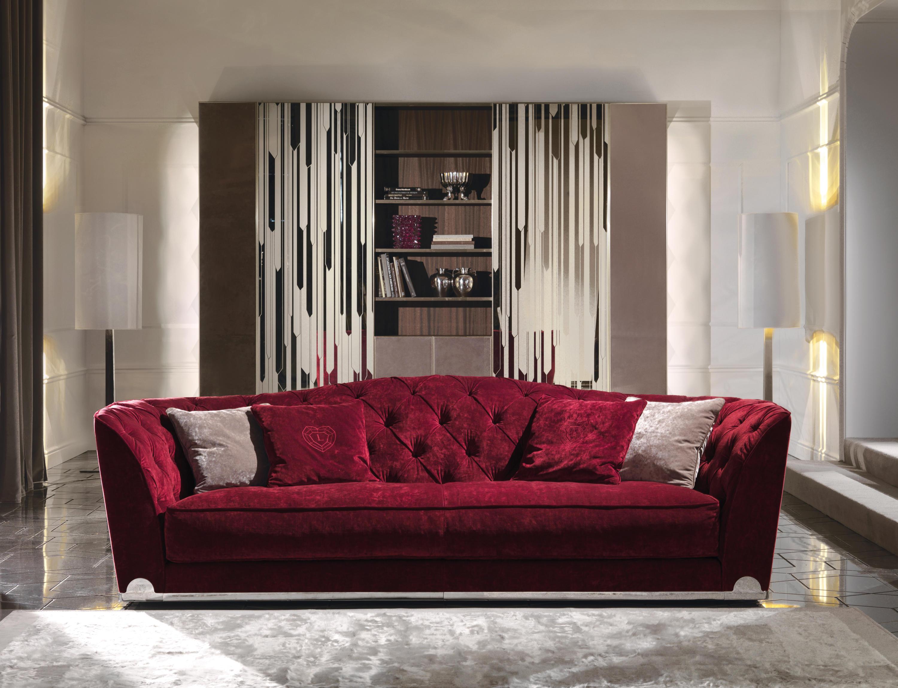 бордовый диван в интерьере гостиной