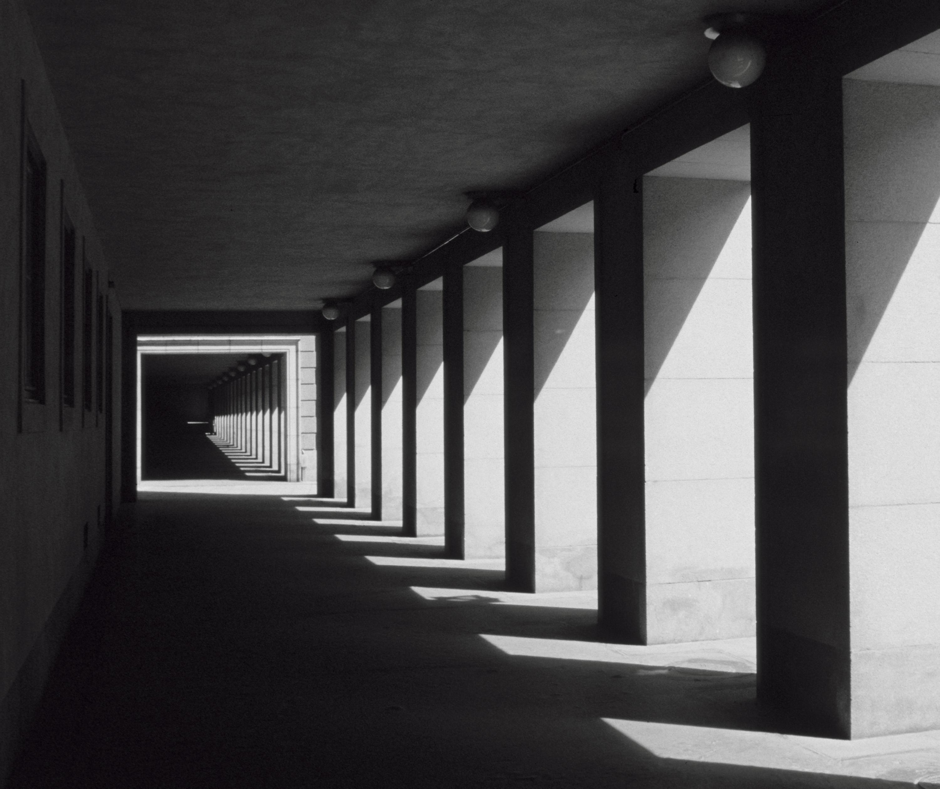 Тени зданий. Пустое пространство. Пустой коридор. Черно белый коридор. Пустые пространства в здании.