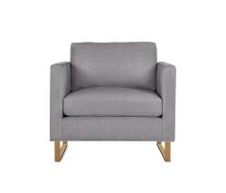 Изображение продукта Design Within Reach Goodland кресло с подлокотниками с обивкой из ткани, ножки из бронзы