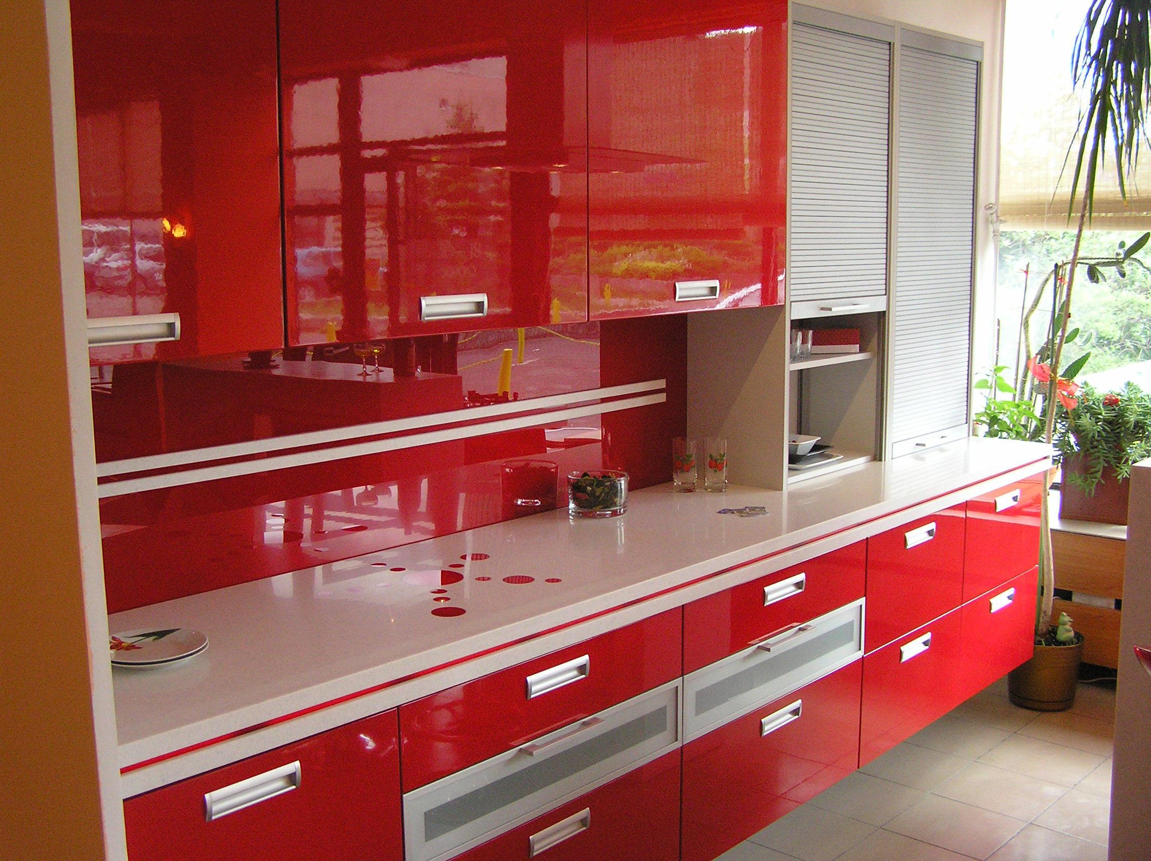 Красная кухня с красной столешницей