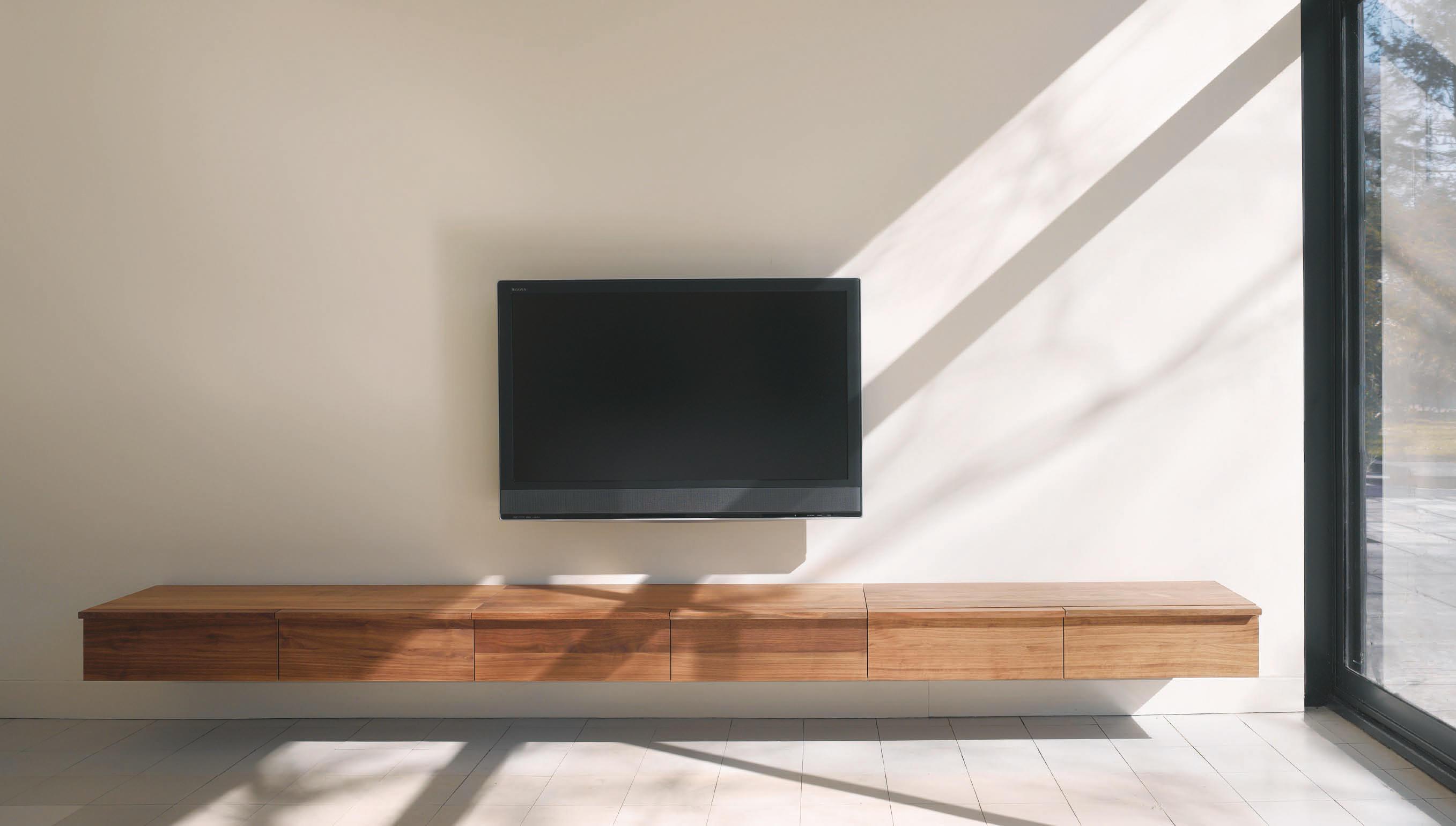 тумба из дерева под телевизор в современном стиле
